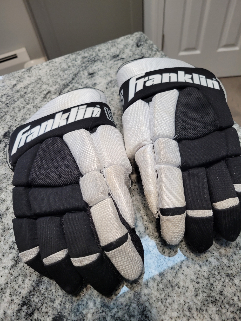 Franklin Kids black/white hockey  gloves